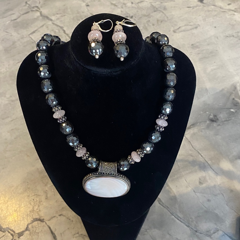 Chic Black and Pink Necklace with Striking Pendant with earrings